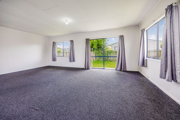 Photo of property in 2/5 Solveig Place, Randwick Park, Auckland, 2105