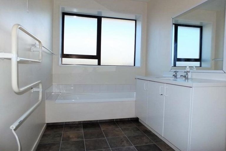 Photo of property in 1/271 Wairakei Road, Bryndwr, Christchurch, 8053