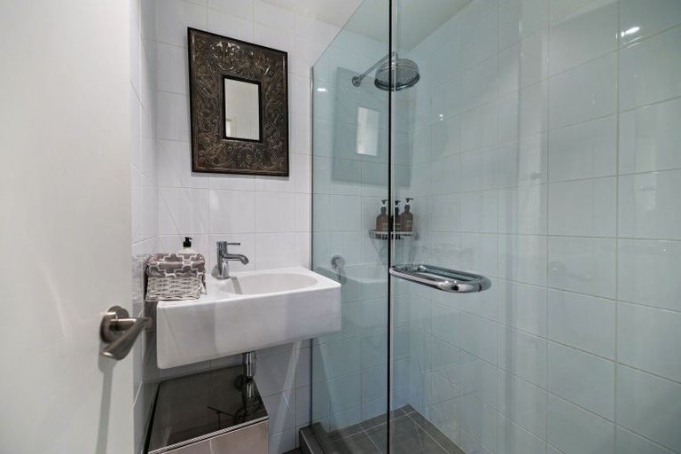 Photo of property in 6 Whitbourn Place, Fernhill, Queenstown, 9300