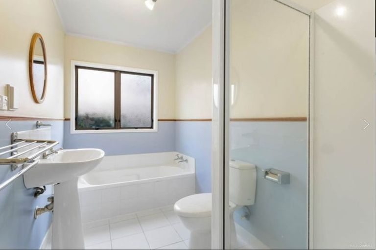 Photo of property in 2/72 Onewa Road, Northcote Point, Auckland, 0627