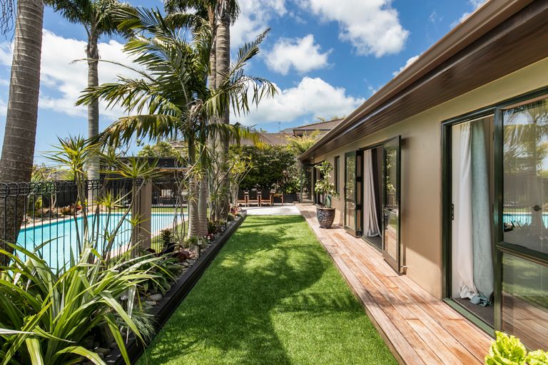 Photo of property in 21 Sartors Avenue, Northcross, Auckland, 0630