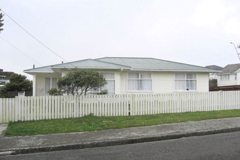 Photo of property in 27 Barclay Street, Newlands, Wellington, 6037