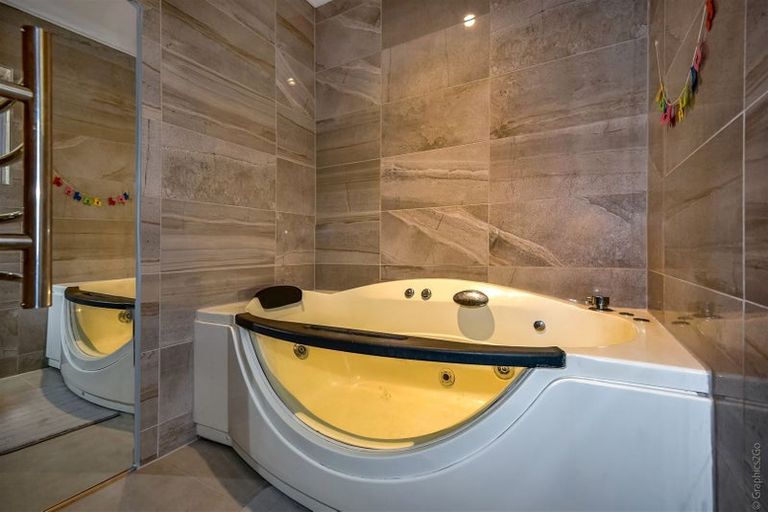 Photo of property in 220b Mount Pleasant Road, Mount Pleasant, Christchurch, 8081