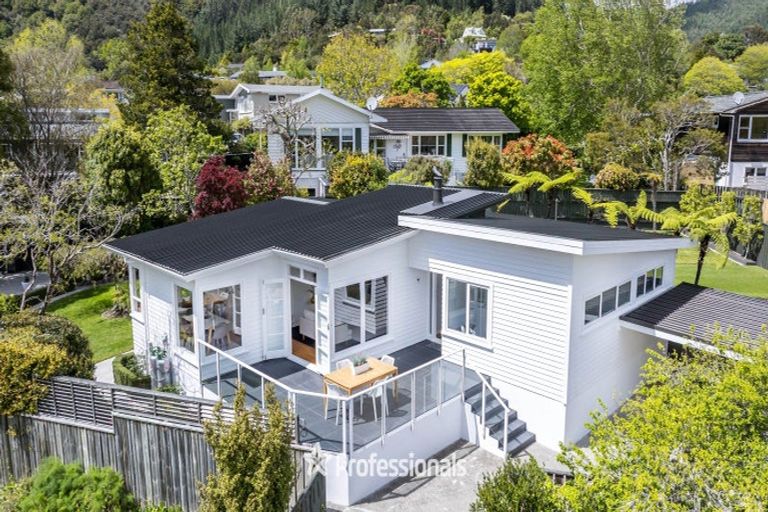 Photo of property in 6 Fendalton Crescent, Pinehaven, Upper Hutt, 5019