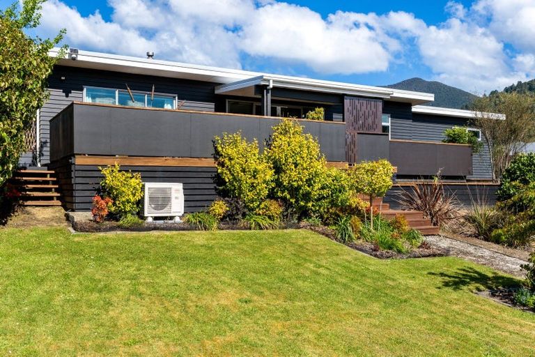 Photo of property in 11 Glentui Place, Waikawa, Picton, 7220