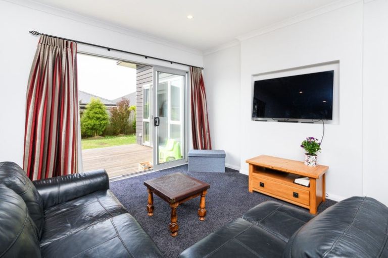 Photo of property in 4 Saint Heliers Grove, Fitzherbert, Palmerston North, 4410