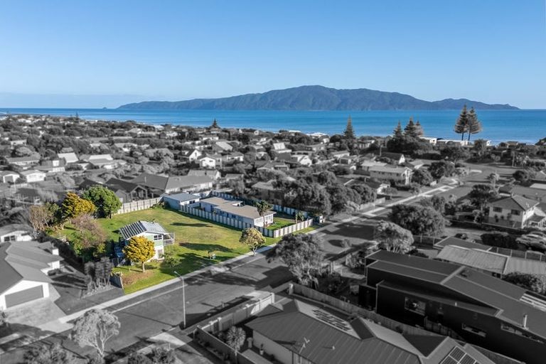 Photo of property in 20 Eruini Street, Waikanae Beach, Waikanae, 5036