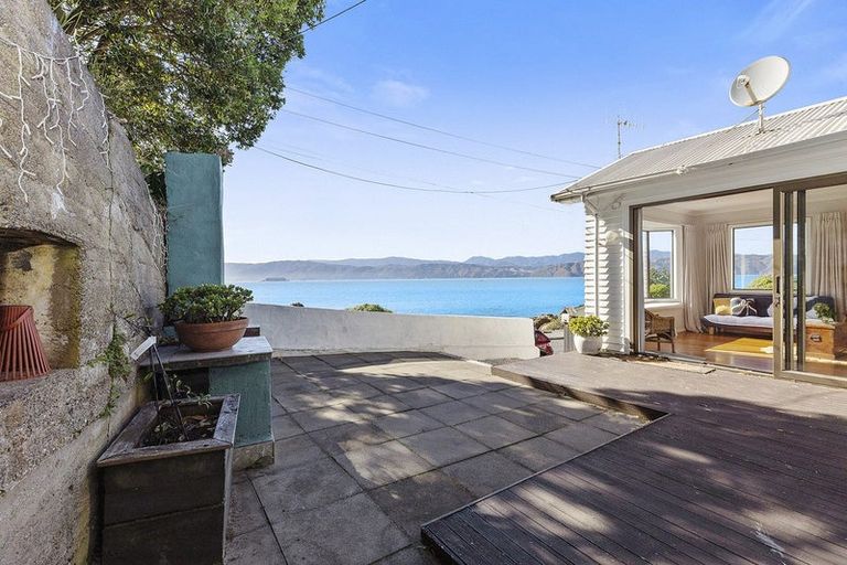 Photo of property in 493 Karaka Bay Road, Karaka Bays, Wellington, 6022