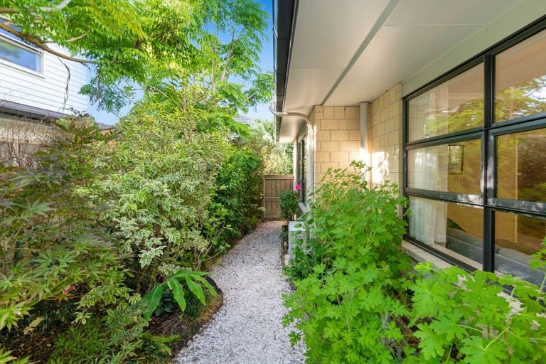 Photo of property in 22 Bur Oak Terrace, Schnapper Rock, Auckland, 0632