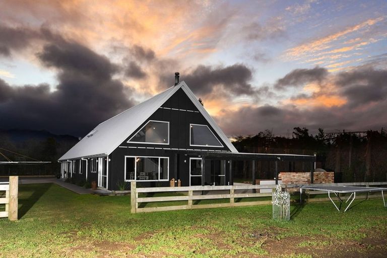 Photo of property in 4 Mangauika Road, Pirongia, Te Awamutu, 3876