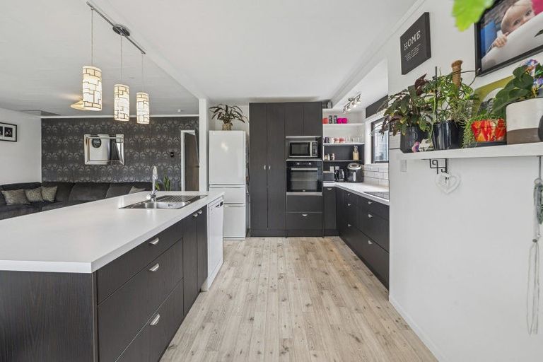 Photo of property in 43 Matthew Place, Kawaha Point, Rotorua, 3010