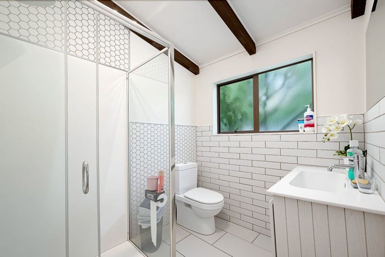 Photo of property in 2 Raelene Place, Massey, Auckland, 0614
