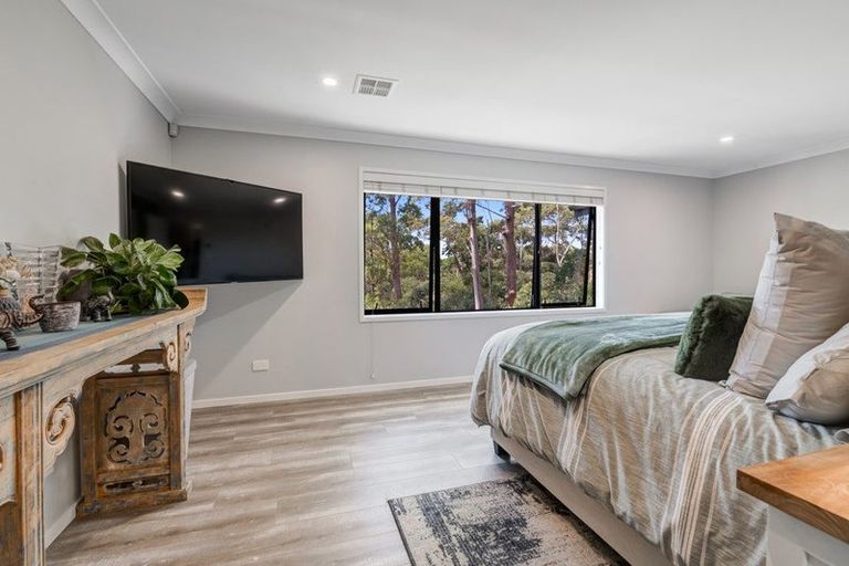 Photo of property in 8 Roberts Road, Matakatia, Whangaparaoa, 0930