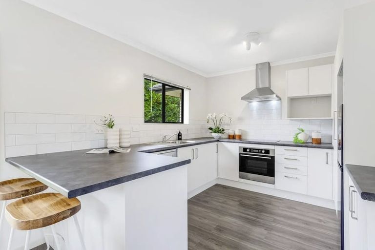 Photo of property in 12 Cade Place, Weymouth, Auckland, 2103