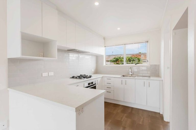 Photo of property in 2/5 Sylvan Crescent, Te Atatu South, Auckland, 0610