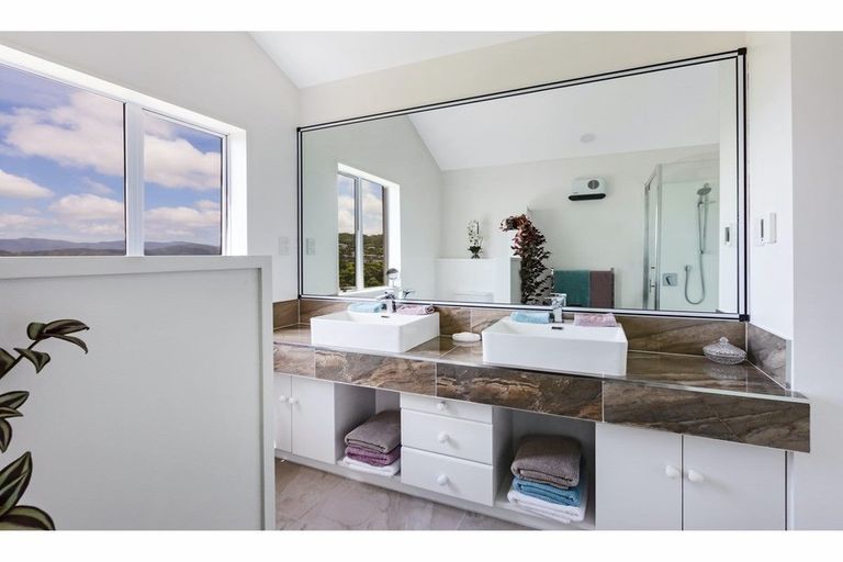 Photo of property in 15 George Gee Drive, Korokoro, Lower Hutt, 5012