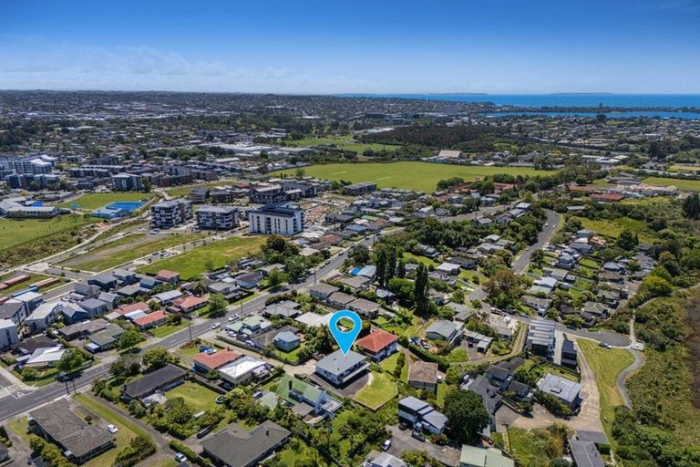 Photo of property in 1/63 College Road, Northcote, Auckland, 0627