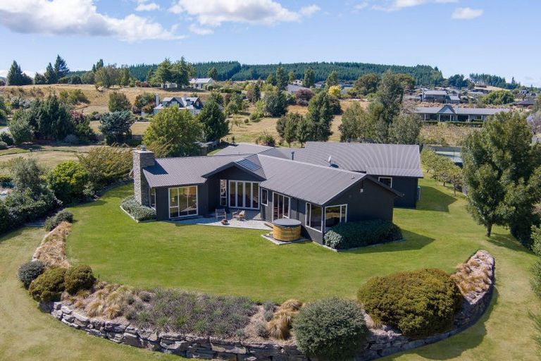 Photo of property in 10 The Terraces, Wanaka, 9305