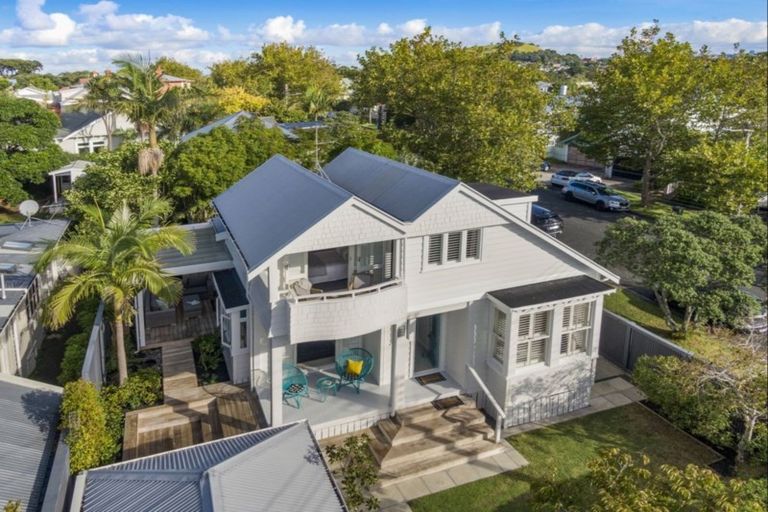 Photo of property in 5 Turnbull Road, Narrow Neck, Auckland, 0624