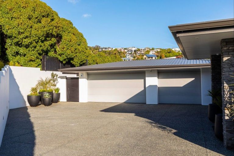 Photo of property in 15 Omeo Crescent, Redcliffs, Christchurch, 8081