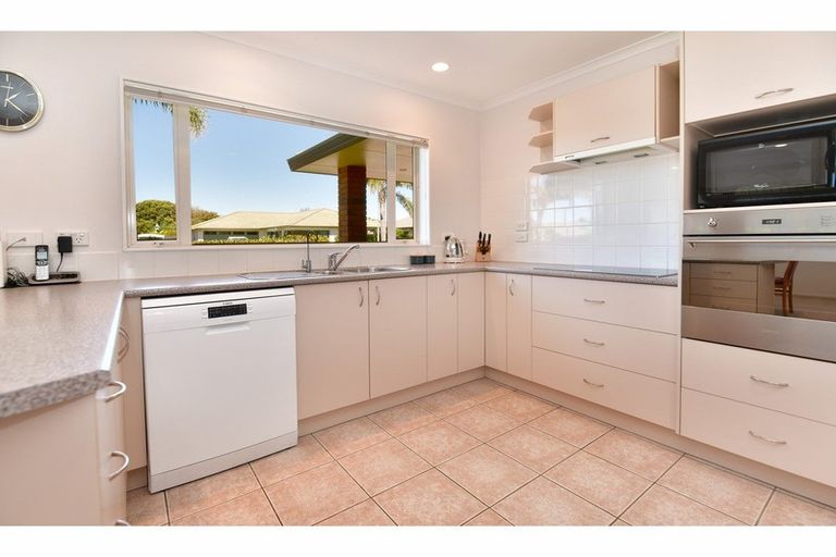 Photo of property in 18 Dan Tori Place, Orewa, 0931