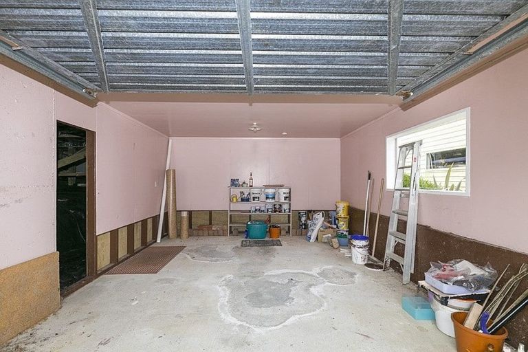 Photo of property in 4 Bloomsbury Grove, Newlands, Wellington, 6037