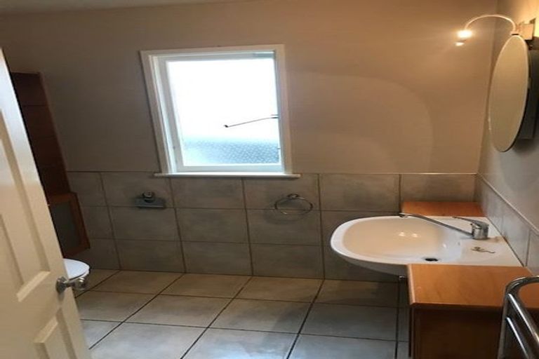 Photo of property in 11 Sylvan Avenue, Northcote, Auckland, 0627