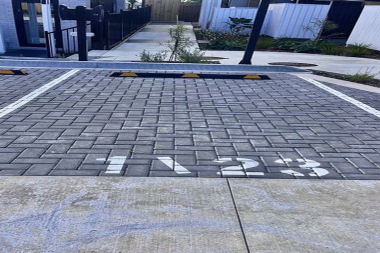 Photo of property in 1/23 Awaroa Road, Sunnyvale, Auckland, 0612