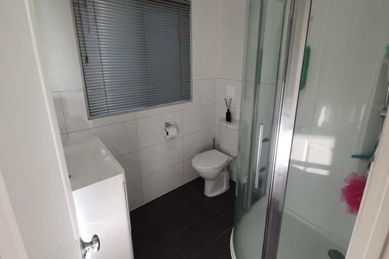 Photo of property in 21 Springwater Vale, Unsworth Heights, Auckland, 0632