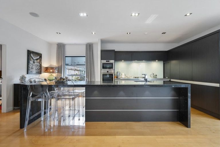 Photo of property in 42 Ruapehu Drive, Fitzherbert, Palmerston North, 4410