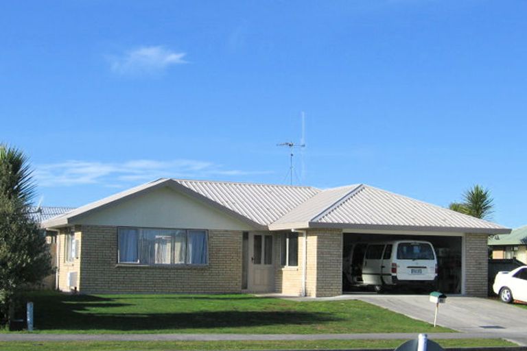 Photo of property in 16 Antrim Place, Nawton, Hamilton, 3200