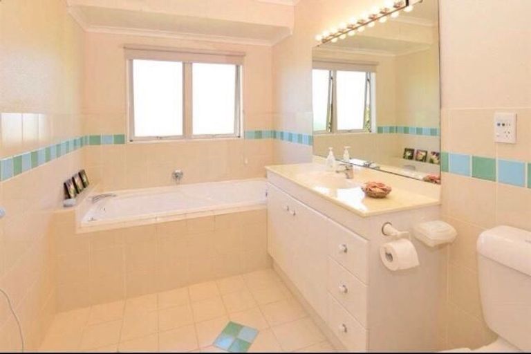 Photo of property in 21 Fulmar Way, Unsworth Heights, Auckland, 0632