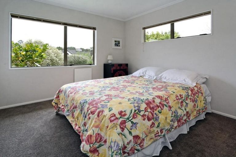 Photo of property in 13 La Roche Place, Northcote, Auckland, 0627