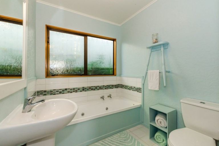 Photo of property in 40 Hicks Crescent, Waikanae Beach, Waikanae, 5036