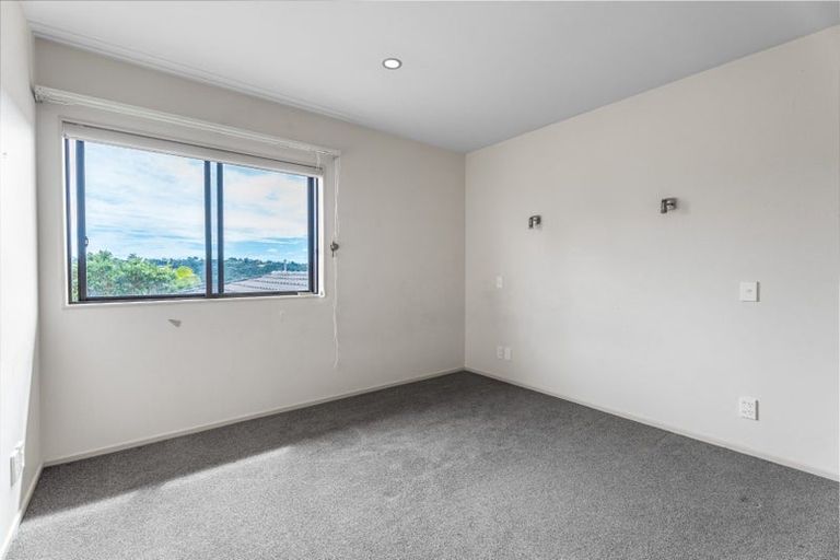 Photo of property in 71 Kittiwake Drive, Schnapper Rock, Auckland, 0632