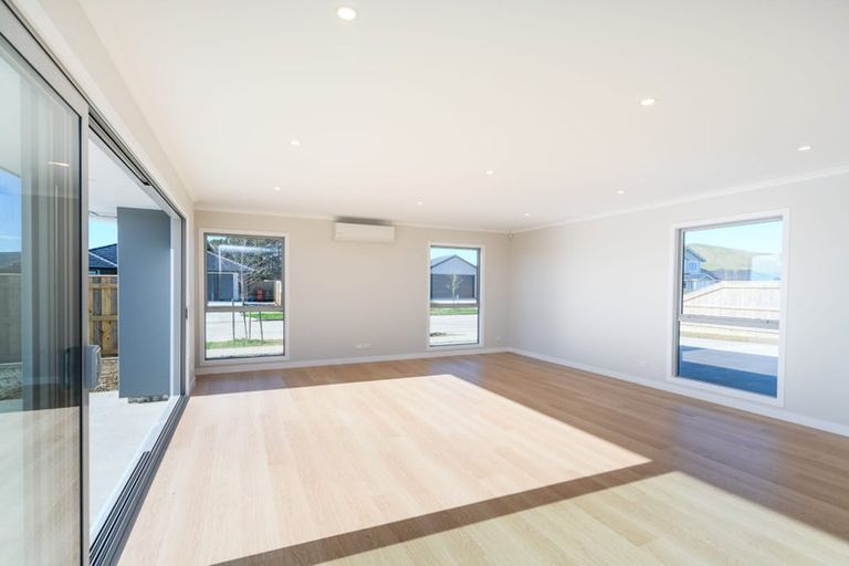 Photo of property in 49 Atlantic Drive, Fitzherbert, Palmerston North, 4410