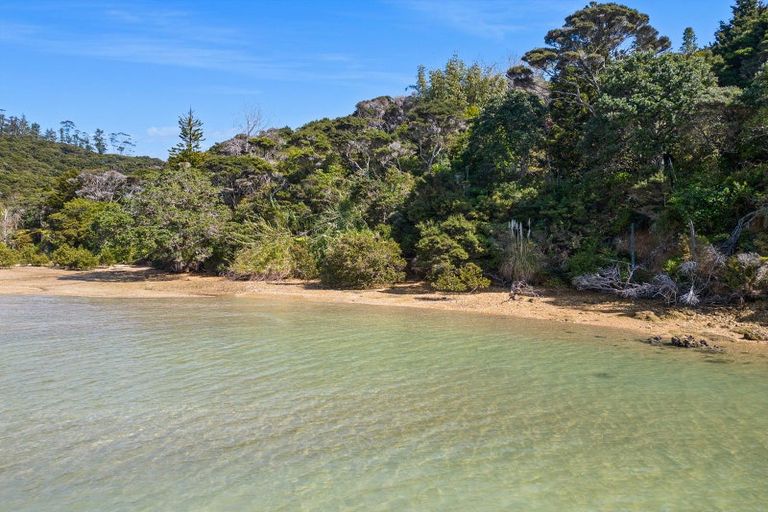 Photo of property in 126 Te Wahapu Road, Russell, 0272