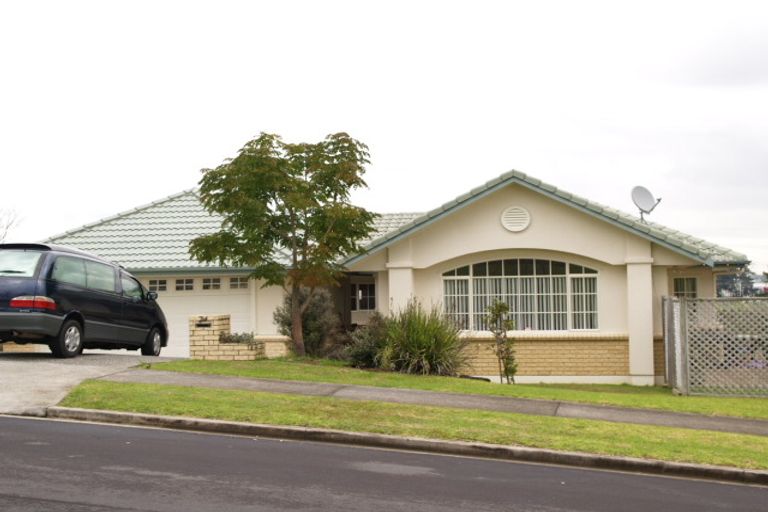 Photo of property in 24 Corta Bella Place, Golflands, Auckland, 2013