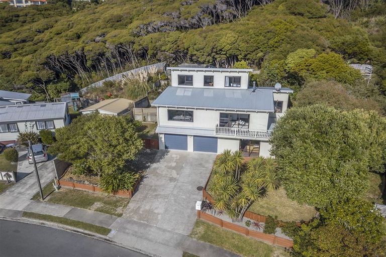 Photo of property in 16 Kinloch Place, Papakowhai, Porirua, 5024