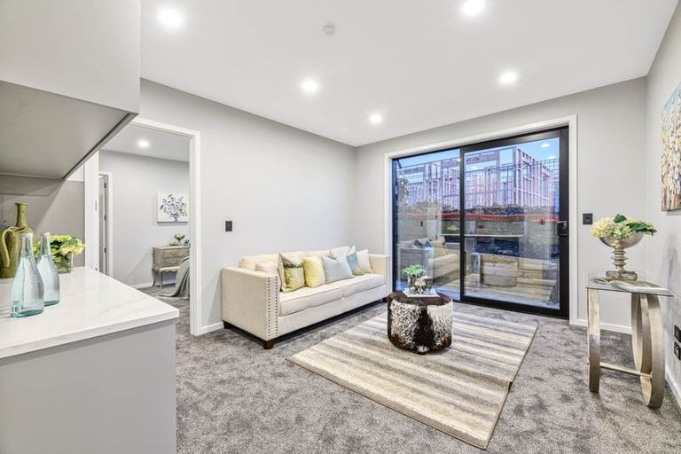 Photo of property in 24 Hooten Place, Oteha, Auckland, 0632