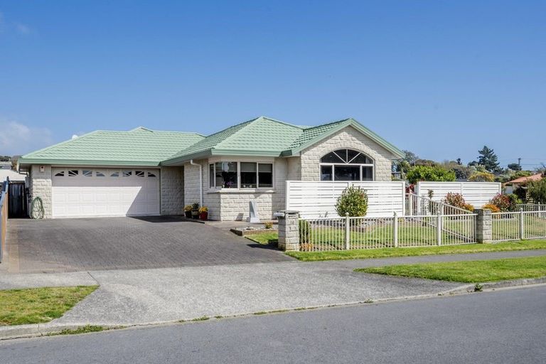 Photo of property in 16 Harry Shaw Way, Raumati South, Paraparaumu, 5032