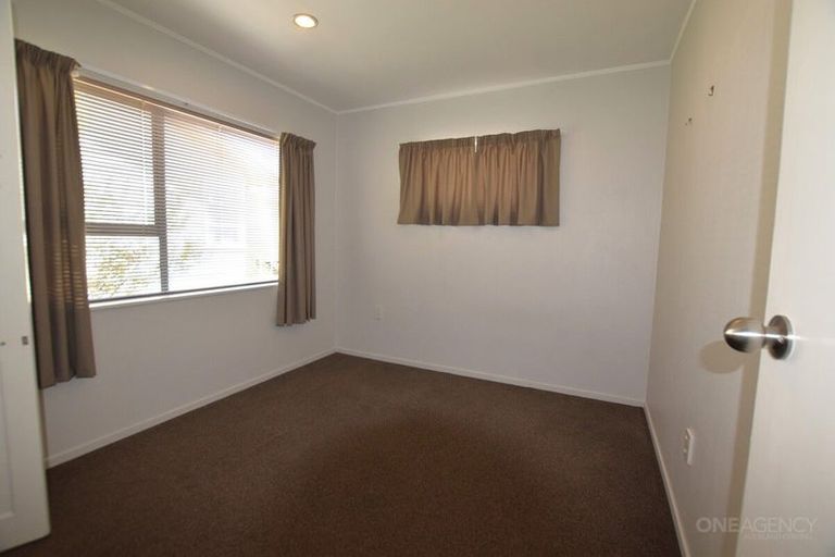 Photo of property in 63 Kirby Street, Glendene, Auckland, 0602
