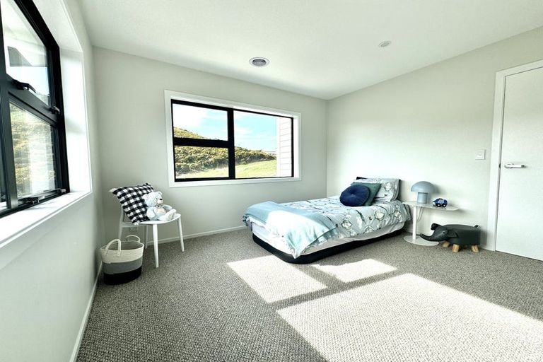 Photo of property in 50 Farnworth Terrace, Glenside, Wellington, 6037