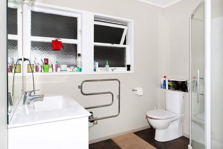 Photo of property in 73a Target Road, Totara Vale, Auckland, 0629