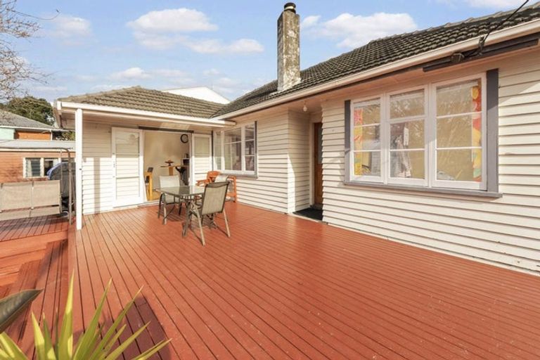 Photo of property in 108 Archibald Road, Kelston, Auckland, 0602