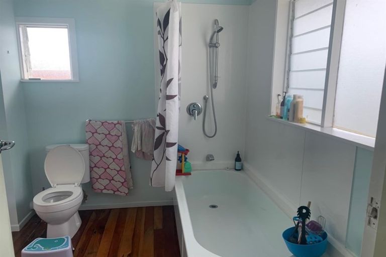 Photo of property in 727 Swanson Road, Swanson, Auckland, 0612