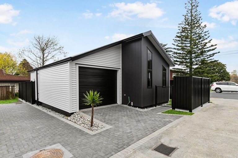 Photo of property in 54d Te Atatu Road, Te Atatu South, Auckland, 0610