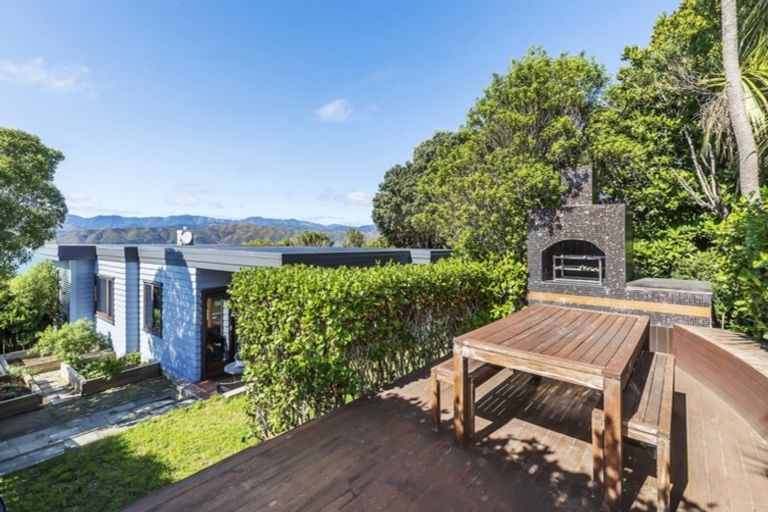 Photo of property in 22 Tai Paku Paku Road, Karaka Bays, Wellington, 6022