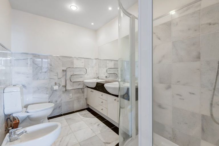 Photo of property in 1b/5 The Promenade, Takapuna, Auckland, 0622