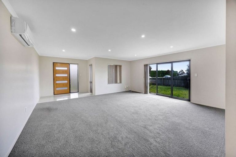 Photo of property in 8 County Drive, Hawera, 4610
